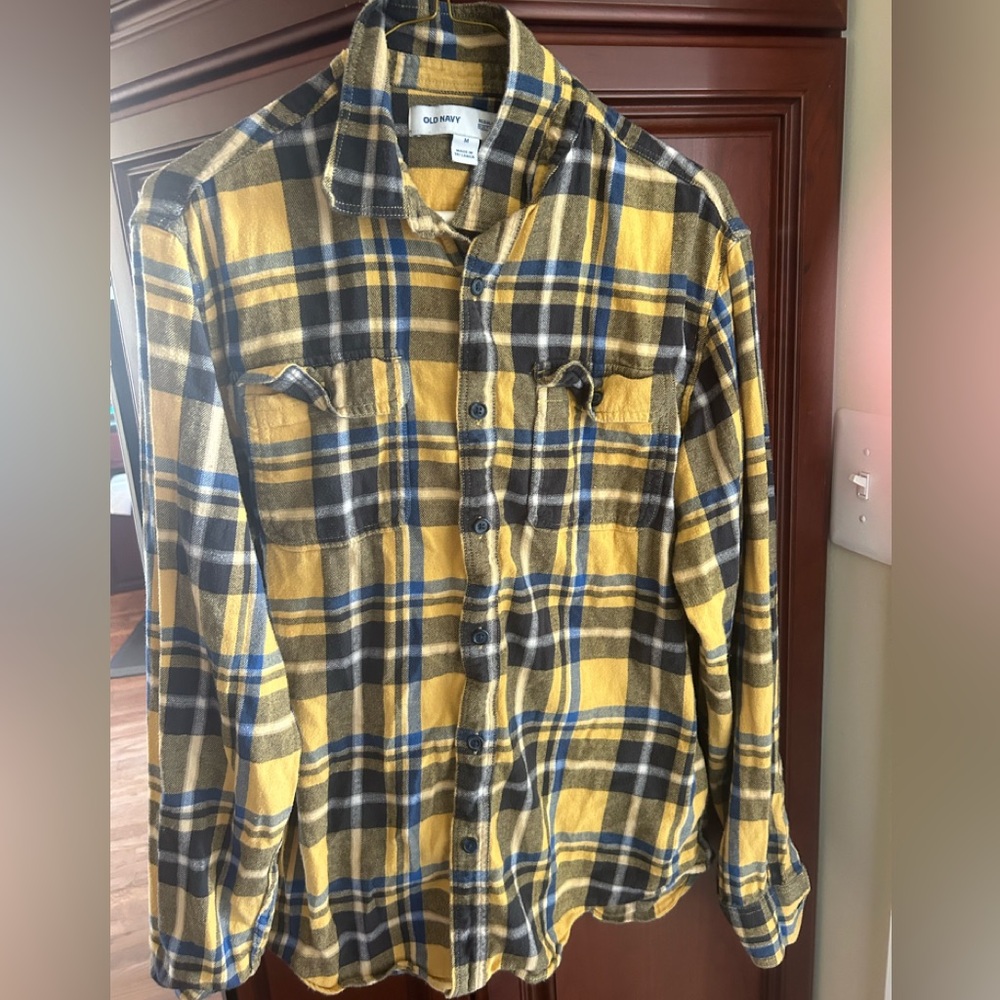 Men’s Old Navy button down blue and gold plaid flannel shirt size medium